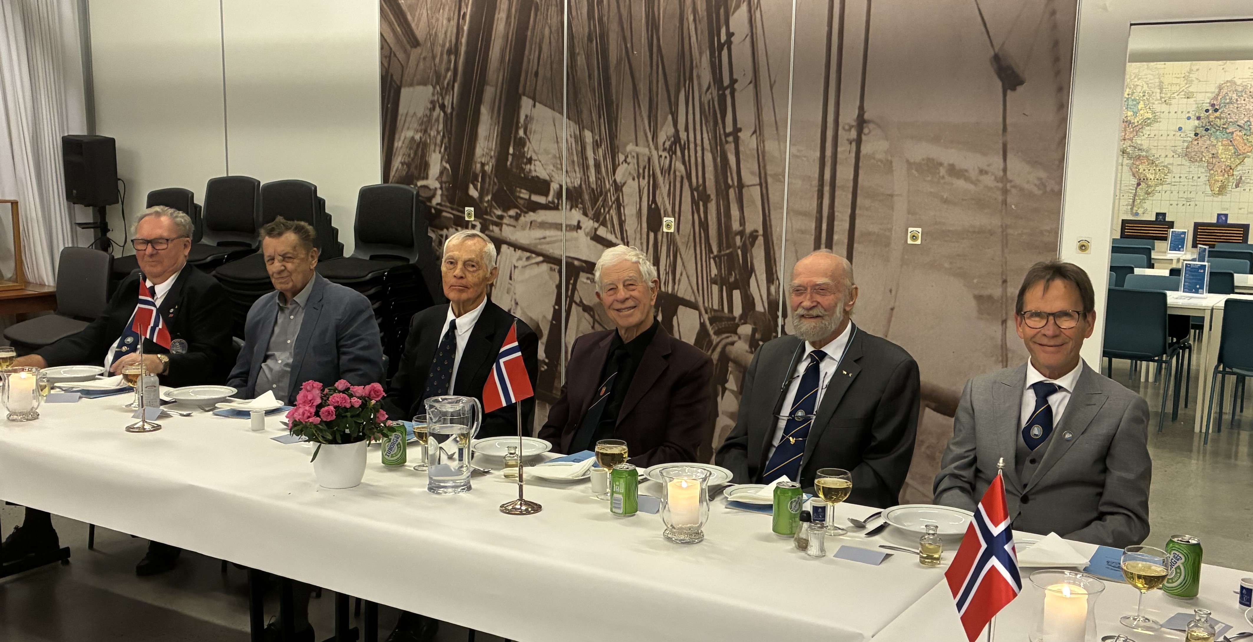 IMG 1400 bord mot bildevegg